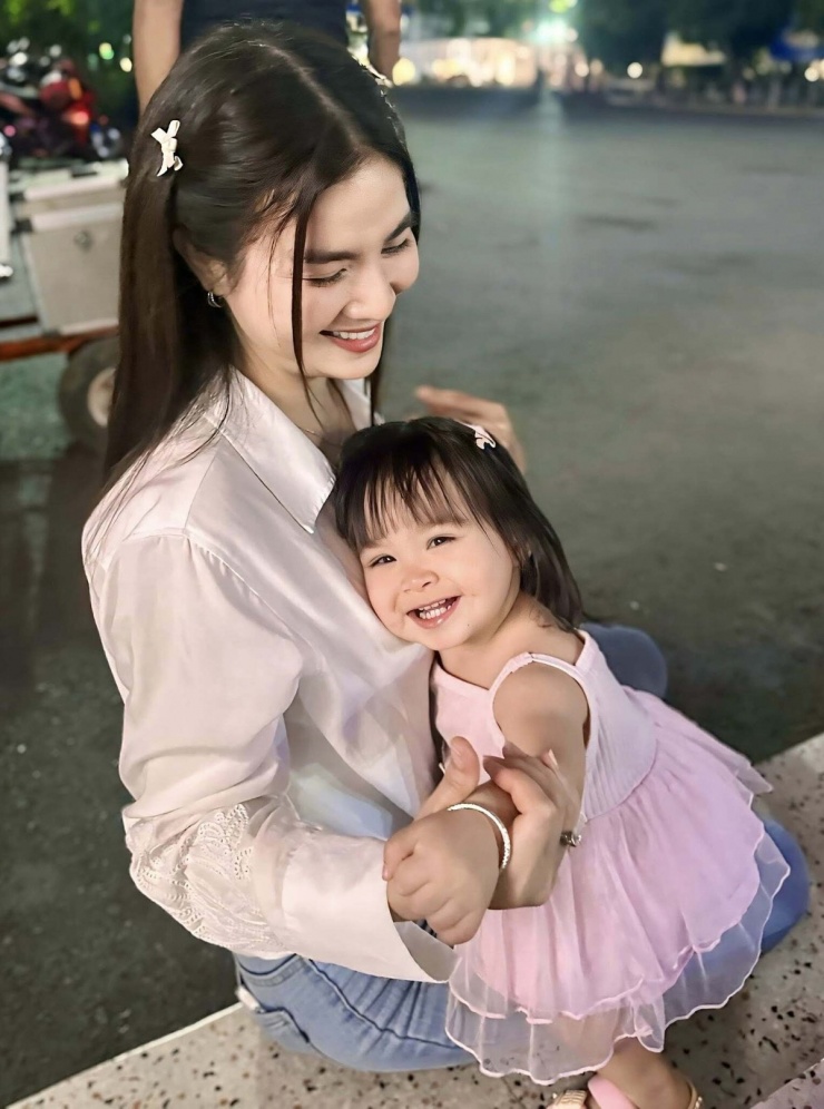 Ảnh sao 31/3: Con gái Kha Ly ra phim trường ở Tiền Giang thăm bố mẹ - 1