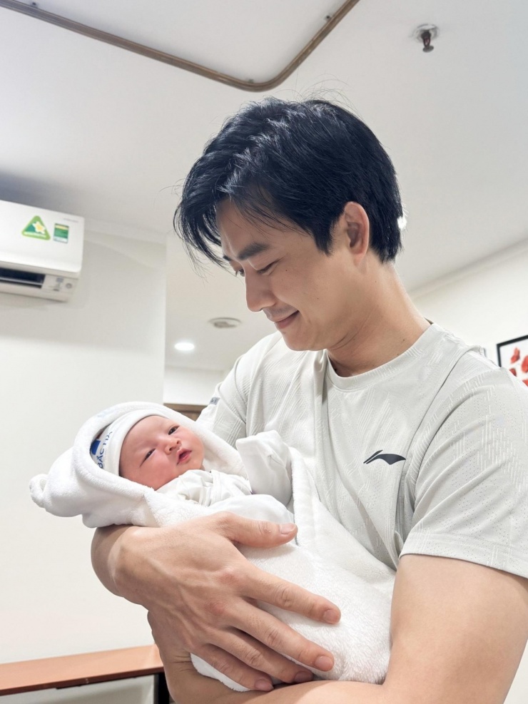 Ảnh sao 31/3: Con gái Kha Ly ra phim trường ở Tiền Giang thăm bố mẹ - 3