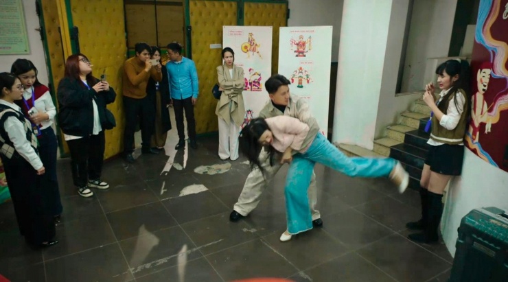 Trang bị đánh ghen ngay tại công ty.