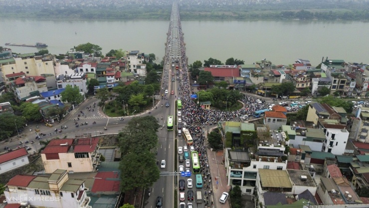 Từ ngày 28/3 đến 27/5, Sở Xây dựng TP Hà Nội cấm phương tiện đường bộ lưu thông trên cầu Long Biên ở cả hai chiều để phục vụ dự án sửa chữa. Giờ cao điểm, người đi làm, học sinh đi học phải đổ dồn về cầu Chương Dương, cách cầu Long Biên khoảng một km.