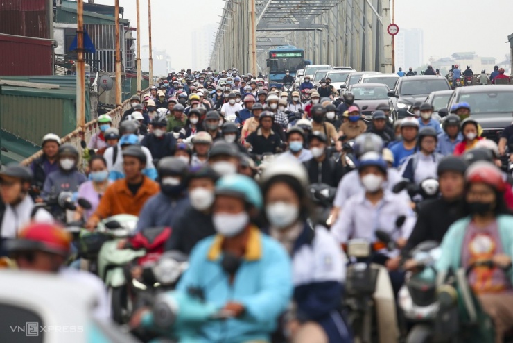 Xe đông đúc trên cầu Chương Dương. Người đi xe máy len cả vào đường dành riêng cho ôtô.