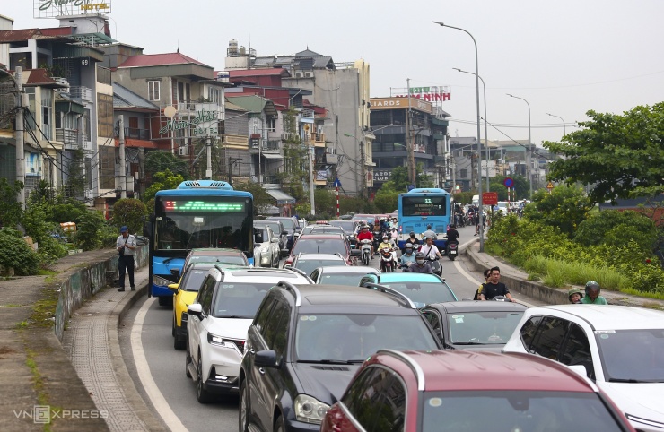 Người dân chật vật qua cầu Chương Dương - 6