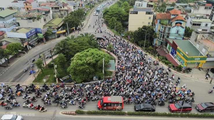 Lúc 6h30 ngày 31/3, đông nghịt phương tiện từ nhiều hướng đổ về cầu Chương Dương, đặc biệt là lối lên cầu.