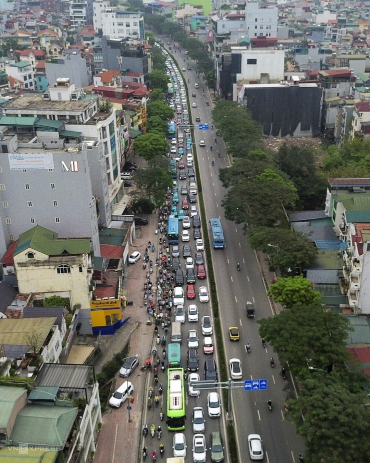 Hàng dài phương tiện nối đuôi nhau di chuyển chậm trên đường Nguyễn Văn Cừ hướng lên cầu Chương Dương.