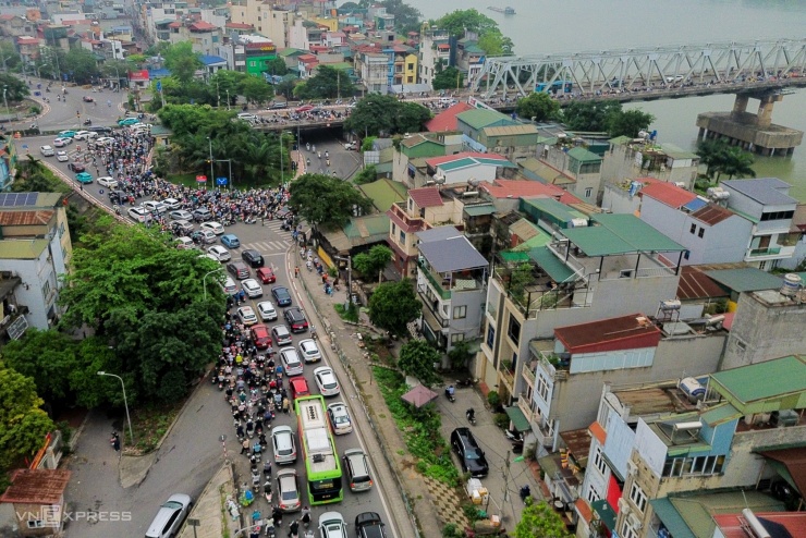 Phương tiện ùn ứ trên đê Long Biên - Xuân Quan theo hướng từ cầu Long Biên sang cầu Chương Dương.