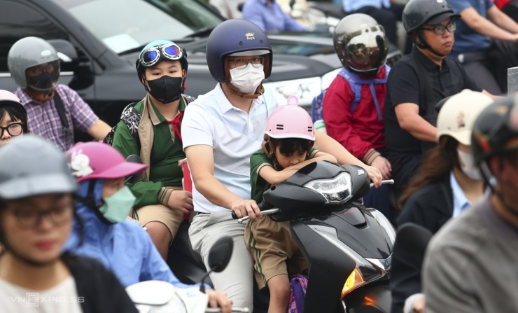 Anh Đỗ Xuân Tình cho biết hôm qua bị muộn giờ làm nên hôm nay đã chủ động di chuyển sớm, tuy nhiên vẫn không tránh khỏi tắc. "Tắc đường khiến việc đi lại mất một tiếng cho quãng đường khoảng 7 km, gấp đôi so với bình thường", anh Tình nói.