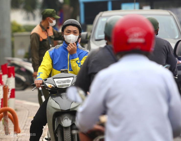 Lối rẽ từ đường Nguyễn Văn Cừ vào đê Long Biên - Xuân Quan từ hai chiều thành một chiều. Một tài xế xe ôm công nghệ ngơ ngác ngỡ như đi vào đường ngược chiều.