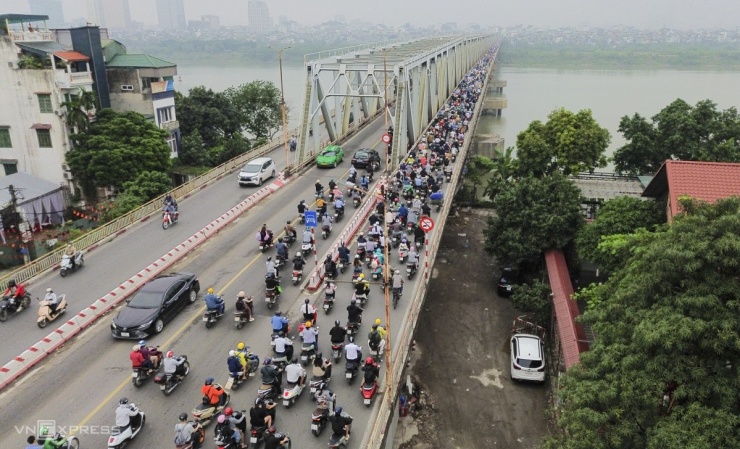 Để giảm bớt áp lực giao thông, lực lượng chức năng đã phải phân luồng từ xa, chia tách thành nhiều đợt.