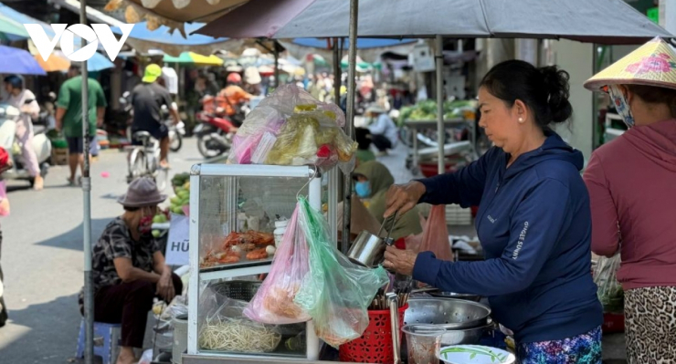 Hiện nay, giá ly nhựa và túi nilon đựng thức ăn cũng tăng khoảng 20%