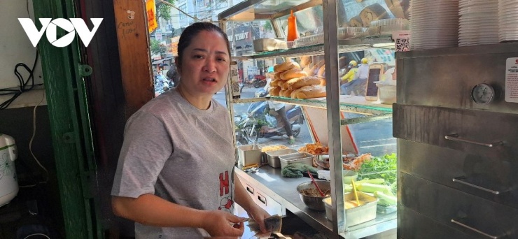 Giá nguyên liệu đầu vào tăng nhưng một số hộ kinh doanh vẫn chưa dám tăng giá bán lẻ để giữ khách (Ảnh: Lệ Hằng)