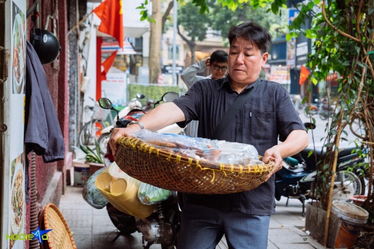 Quán nộm lim tá lả vỉa hè 36 năm đông kín khách ở Hà Nội - 1