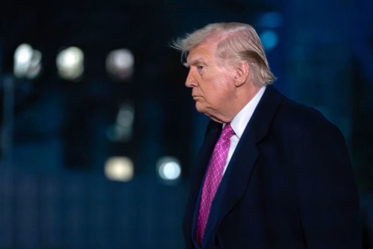 Tổng thống Mỹ Donald Trump đi bộ trên bãi cỏ phía Nam khi đến Nhà Trắng hôm 30/3. Ảnh: AP.