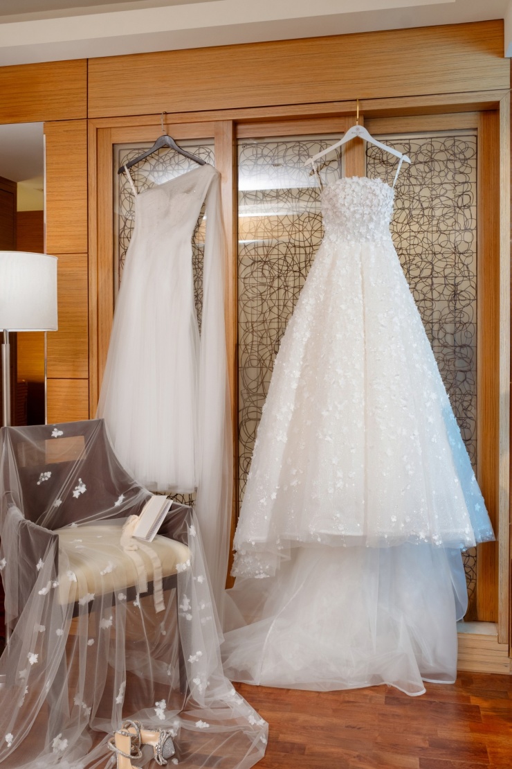 Nhung Gumiho diện hai chiếc đầm cưới độc bản, được nhà mốt Hacchic Couture sáng tạo dựa trên vẻ đẹp giao thoa giữa cổ điển và đương đại. Nguồn cảm hứng xuyên suốt là nụ cười tươi tắn, trong trẻo của cô dâu.