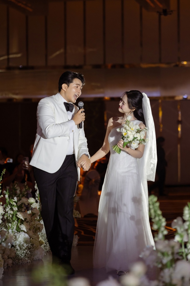 Các chi tiết pha lê được tiết chế, phân bổ theo đường xoắn chuyển động như ánh sáng trên thân váy.