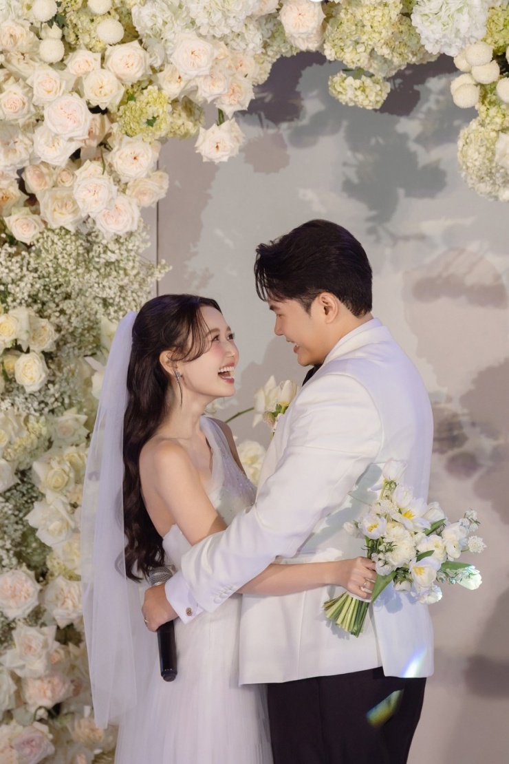 Lớp cape mỏng nhẹ mang lại chiều sâu mà không làm mất đi sự tinh giản.