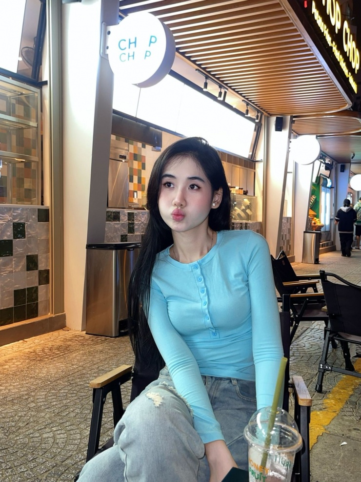 Trong sinh hoạt thường ngày, cô ưu tiên để mặt mộc. Theo á hậu, việc hạn chế trang điểm giúp làn da thông thoáng, giảm nguy cơ hình thành mụn ẩn.