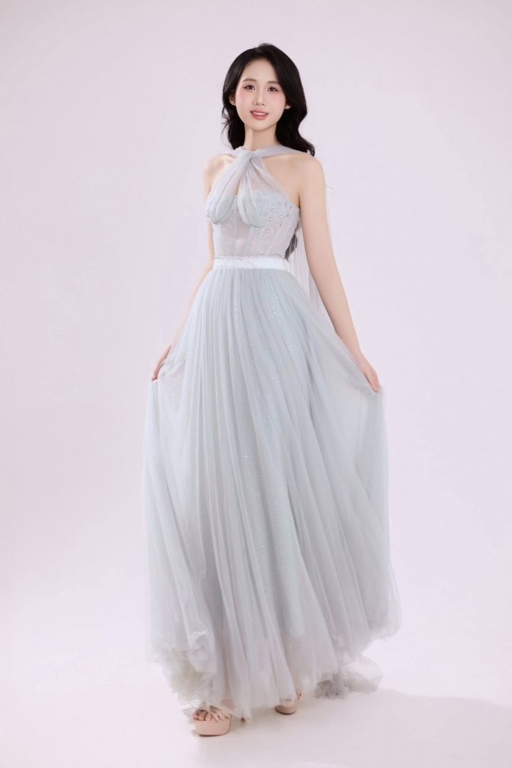 Trương Tâm Như nổi bật với chiều cao 1,73 m, số đo 77-60-90 cm.