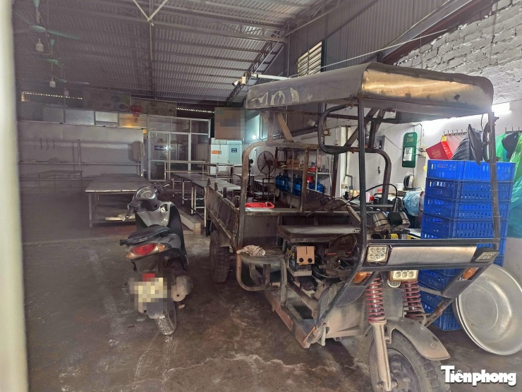 Sau đó giết mổ tại lò mổ của Nguyễn Thị Hiền trong Cơ sở giết mổ gia súc tập trung Vạn Phúc (thôn 3, xã Nam Phù, Hà Nội). Đây là một lò mổ cung cấp lượng thịt lợn lớn chủ yếu cho các chợ đầu mối, chợ dân sinh và các công ty cung cấp thực phẩm lớn của thành phố. (Trong ảnh, bên trong Công ty TNHH thực phẩm Cường Phát.)