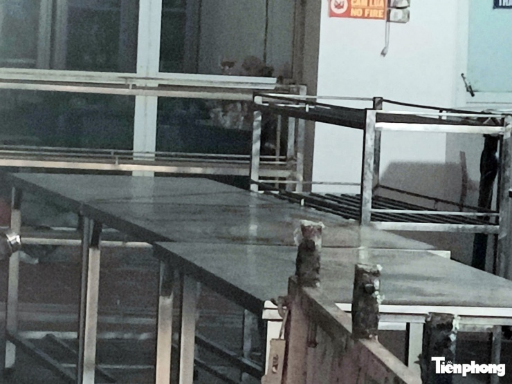 Các đối tượng đã móc nối với một số cán bộ kiểm dịch để bỏ qua các khâu kiểm soát bắt buộc, cho phép lợn bệnh, thậm chí lợn đã chết được đưa vào giết mổ. (Trong ảnh, các bàn sơ chế thực phẩm bên trong Công ty TNHH thực phẩm Cường Phát.)