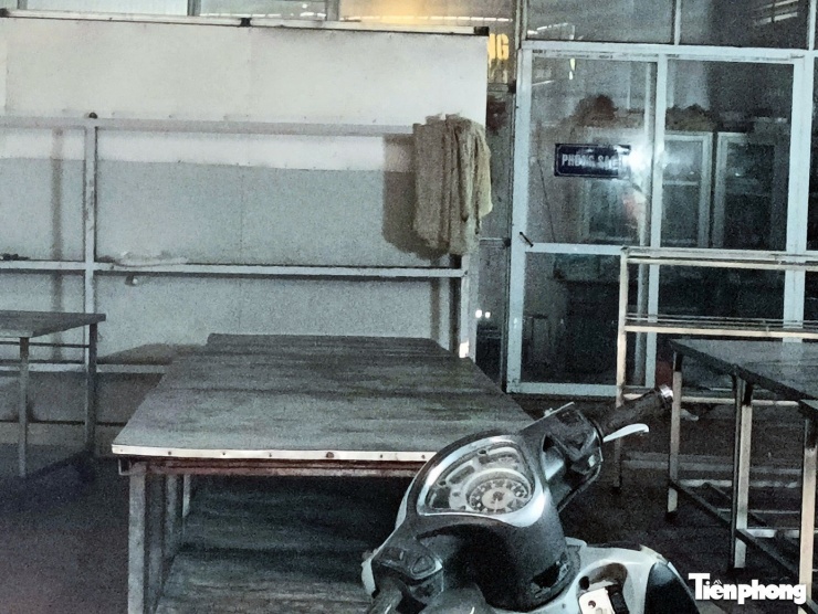 Từ đầu năm 2026 đến nay, các đối tượng đã tiêu thụ khoảng 3.600 con lợn mắc dịch bệnh (tương đương gần 300 tấn). Số thịt này được đưa vào các chợ đầu mối, chợ dân sinh và bán cho Công ty TNHH Thực phẩm Cường Phát. Công ty này đã cung cấp thực phẩm cho một số trường học trên địa bàn thành phố Hà Nội. Hiện Công an TP Hà Nội đang rà soát, làm việc với các trường học liên quan đến đường dây này. (Trong ảnh, bên trong trụ sở Công ty TNHH thực phẩm Cường Phát.)