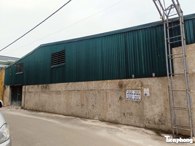 Theo người dân xung quanh, Công ty TNHH thực phẩm Cường Phát chuyển về địa chỉ trên khoảng năm 2019-2020. Hằng ngày, có khoảng 6-7 công nhân đến làm việc buổi sáng, sau đó rời đi. Các thực phẩm được vận chuyển bằng ô tô.