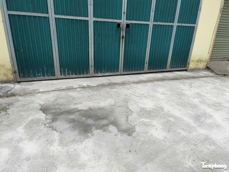 Ghi nhận vào chiều ngày 30/3, trụ sở Công ty TNHH thực phẩm Cường Phát khóa cửa từ bên ngoài, xung quanh rắc vôi bột khử trùng.