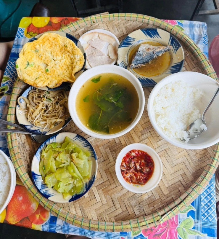 Mâm cơm 7 món giá 45.000 đồng ở Huế được vị khách trẻ chia sẻ trên mạng, thu hút lượng tương tác lớn. Ảnh: Nguyễn Thị Kiều Trang