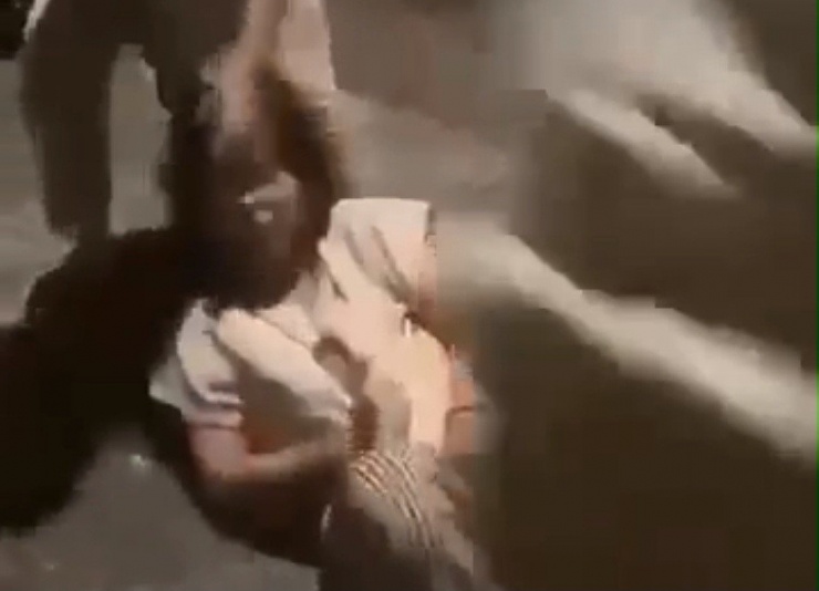 Nữ sinh bị túm tóc kéo lê trên vỉa hè. Ảnh cắt từ clip.