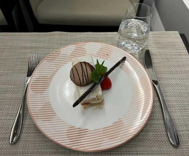 Bên trong máy bay chỉ phục vụ hạng thương gia có gì đặc biệt? - 5