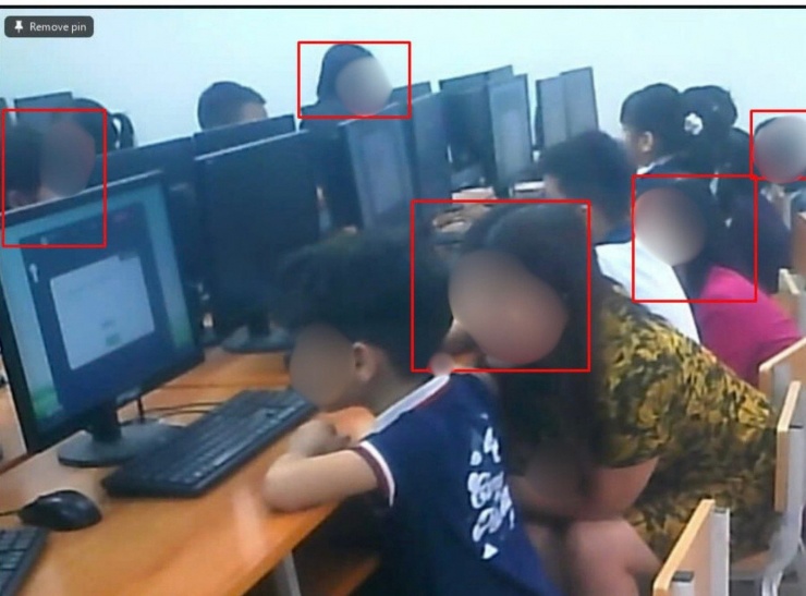 Ban tổ chức cuộc thi cung cấp hình ảnh giám thị vào phòng thi chỉ bài cho thí sinh