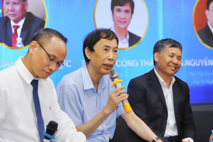 TS.Võ Trí Thành (ngồi giữa) - Viện trưởng Viện Nghiên cứu Chiến lược Thương hiệu và Cạnh tranh, Thành viên Hội đồng Tư vấn Chính sách của Thủ tướng.