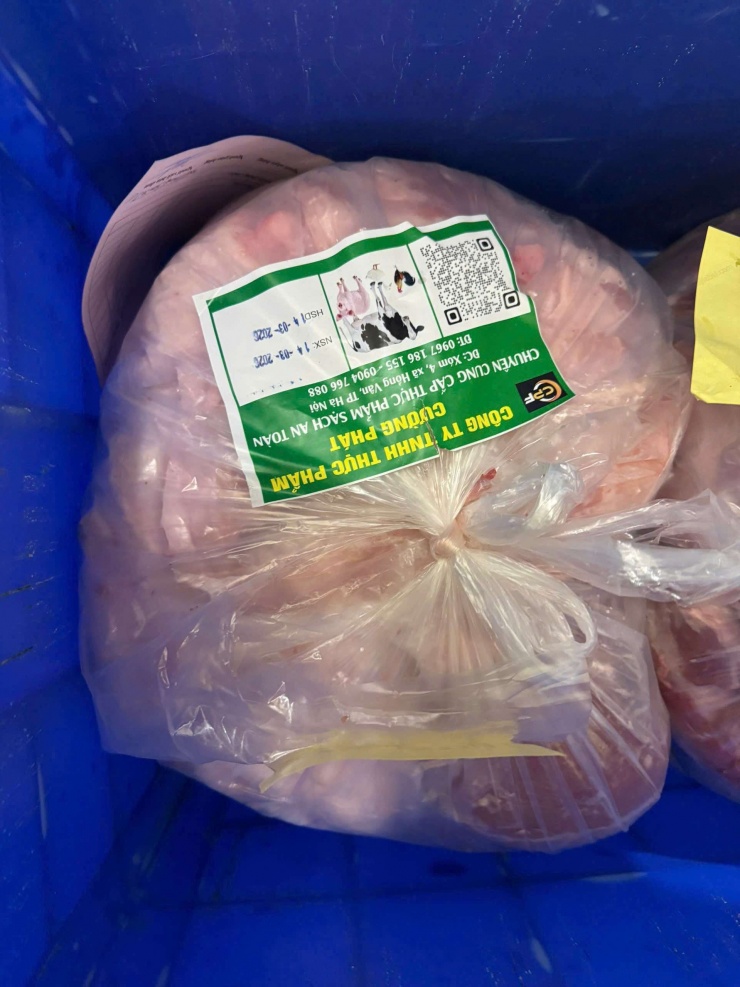 Túi thịt lợn do Công ty Cường Phát cung cấp cho Trường Tiểu học Chu Văn An ngày 14/3/2026. Ảnh: Dân Việt.