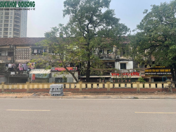 Khu tập thể 3 tầng trên đường Lê Hồng Phong, phường Hà Đông (Hà Nội) đang được lấy ý kiến về kế hoạch cải tạo, xây dựng lại. Được xây dựng trong giai đoạn 1970–1985, khu tập thể gồm 4 dãy nhà với 193 căn hộ với khoảng 600 nhân khẩu sinh sống.