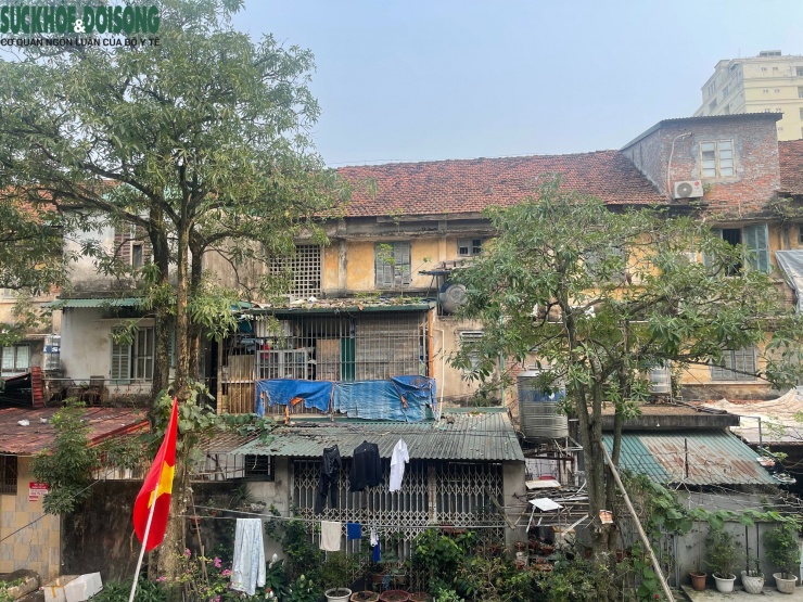 Theo đó, từ tháng 11/2025, UBND phường Hà Đông đã tổ chức lấy ý kiến cư dân về phương án cải tạo, xây dựng lại khu tập thể. Kết quả ghi nhận hơn 94% hộ dân đồng thuận với chủ trương xây mới. Người dân sinh sống tại đây kỳ vọng sớm triển khai dự án để ổn định cuộc sống.