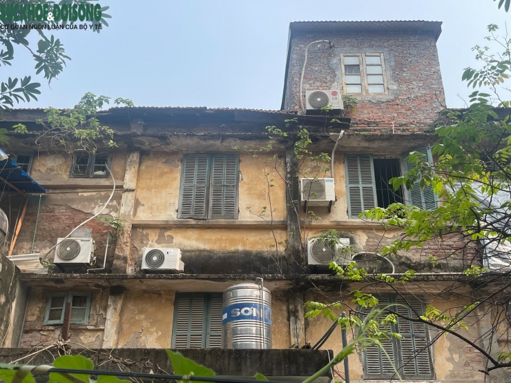 Ghi nhận của phóng viên Báo Sức khoẻ và Đời sống cho thấy, các dãy nhà khu tập thể 3 tầng, với nhiều hạng mục đã có dấu hiệu hư hỏng, xuống cấp nghiêm trọng.