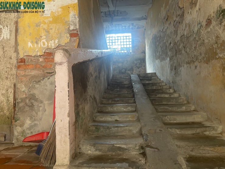 Tại khu hành lang chung – nơi hàng ngày người dân qua lại – trần bê tông nhiều vị trí bong tróc, lộ rõ lớp cốt bên trong.