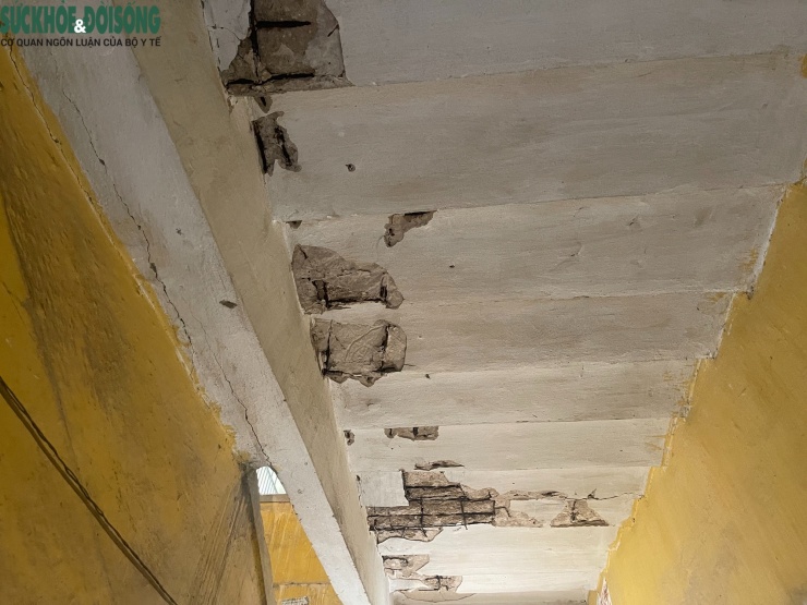 Những mảng vữa lớn đã rơi rụng, để lại bề mặt trần nham nhở, lộ rõ lớp cốt thép hoen gỉ, tiềm ẩn nguy cơ rơi bất cứ lúc nào.
