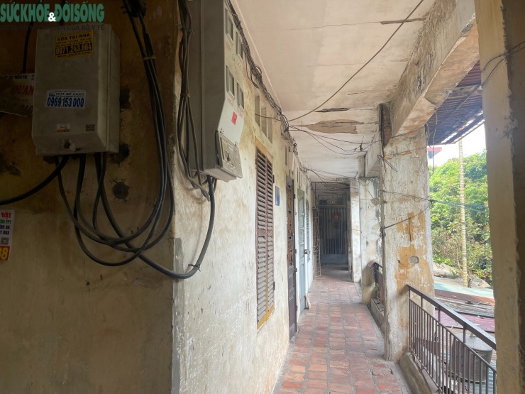 Không gian vốn đã chật hẹp lại càng trở nên ngột ngạt bởi các vật dụng sinh hoạt, dây điện và đường ống nước được lắp đặt chằng chịt, thiếu quy hoạch.