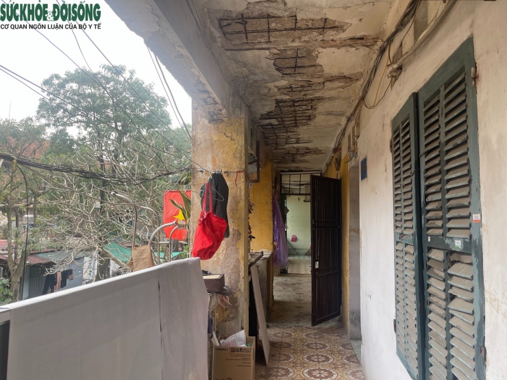 Một người dân sống tại căn hộ rộng hơn 40m² ở tầng 3 từ năm 1978 cho biết, khu tập thể đã xuống cấp từ nhiều năm nay. Phần mái bị hư hỏng nặng nhưng chưa được sửa chữa kịp thời, khiến gia đình ông thường xuyên bị dột mỗi khi mưa lớn. Dù đã chủ động bỏ kinh phí khắc phục, song việc sửa chữa đơn lẻ, thiếu đồng bộ với toàn bộ dãy nhà nên hiệu quả cải thiện không đáng kể. Người này bày tỏ sự đồng thuận với chủ trương cải tạo của Nhà nước, đồng thời cho biết sau nhiều lần lấy ý kiến, ông mong muốn thành phố sớm có quyết định cụ thể nhằm đảm bảo an toàn cho người dân.