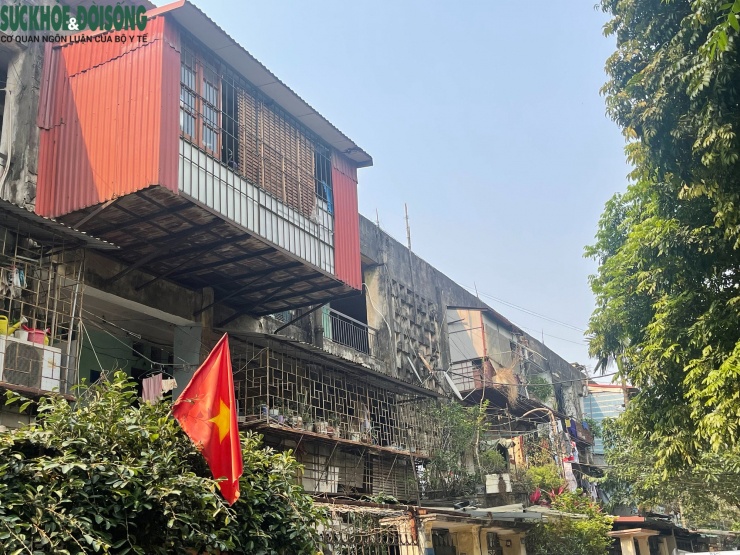 Một số hạng mục được người dân tự cơi nới, chắp vá bằng các vật liệu tạm bợ như tôn, bạt hoặc khung sắt, khiến tổng thể công trình trở nên mất an toàn và thiếu đồng bộ.