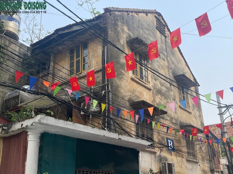 Theo dự thảo kế hoạch, trên khu đất hiện hữu sẽ xây dựng 3 tòa nhà cao 34 tầng. Cụ thể, tầng 1 bố trí chức năng dịch vụ, thương mại, phòng trực phòng cháy chữa cháy, ban quản lý và phòng gửi trẻ. Từ tầng 2 đến tầng 4 là khu vực để xe, phòng sinh hoạt cộng đồng và phòng gửi trẻ. Từ tầng 5 đến tầng 34 là các căn hộ ở. Về phương án bồi thường, hỗ trợ và tái định cư, toàn bộ chủ sở hữu căn hộ tại khu tập thể 3 tầng sẽ được tái định cư tại chỗ sau khi công trình mới hoàn thành. Đối với các căn hộ tầng 1, chủ sở hữu được bồi thường theo hệ số K từ 1 đến 2 lần diện tích sử dụng ghi trong giấy chứng nhận quyền sử dụng đất. Với các căn hộ từ tầng 2 trở lên, hệ số K từ 1 đến 1,5 lần diện tích ghi trong giấy chứng nhận.