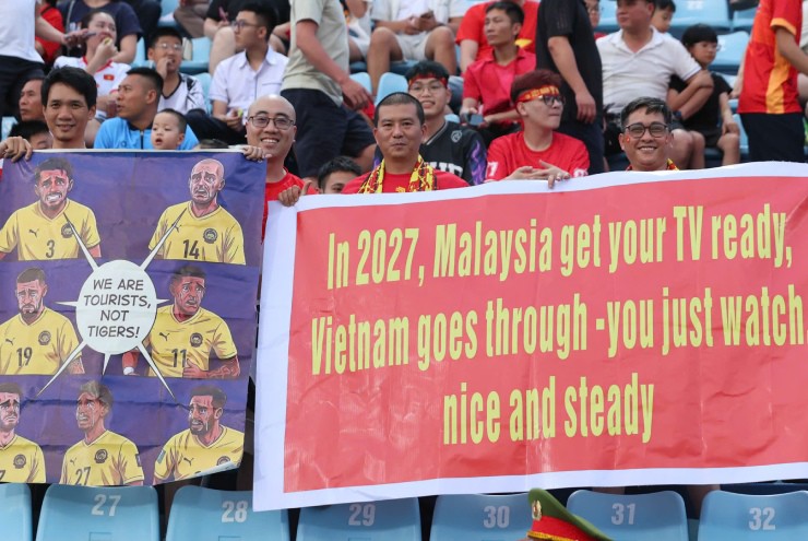 Fan tiếp lửa ĐT Việt Nam & Xuân Son, Malaysia choáng ngợp vì "chiêu trò" ở Thiên Trường