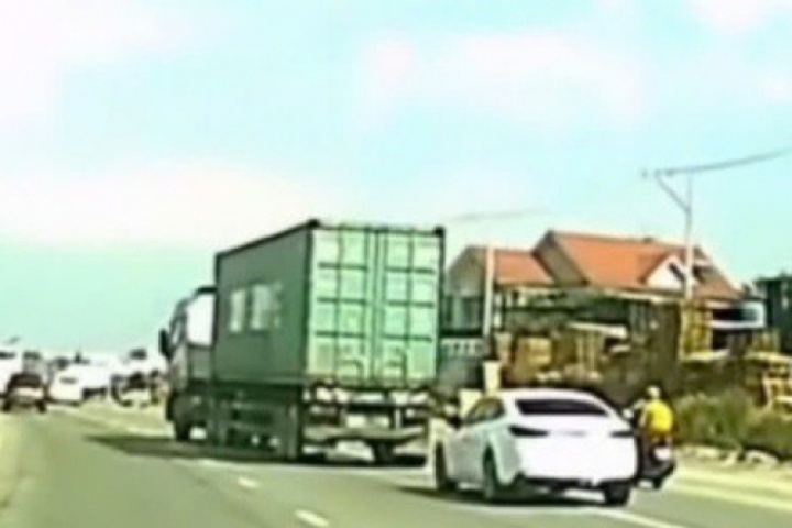 CSGT mời làm việc tài xế xe đầu kéo lạng lách trên đường Mỹ Phước – Tân Vạn