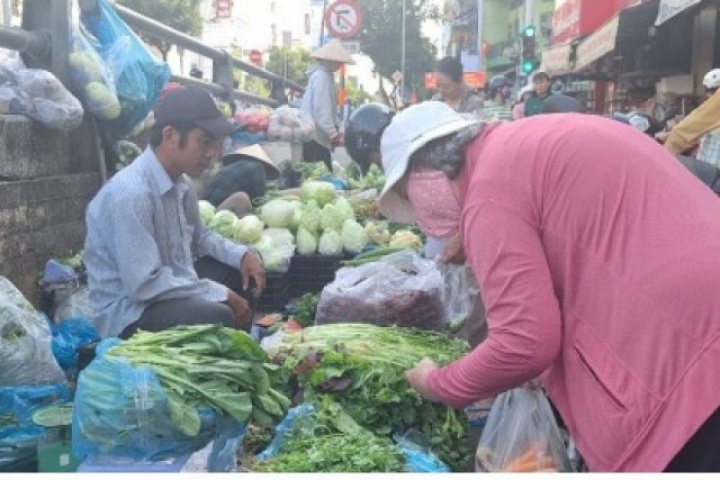 Giá hàng hóa tăng theo giá xăng, người bán “gồng mình” để giữ khách