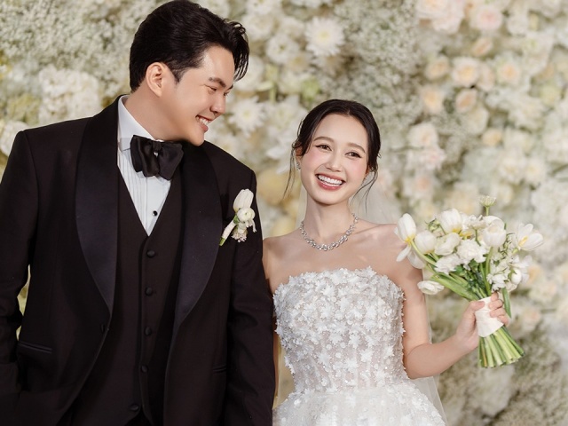 Váy cưới đính hơn 3.000 bông hoa thủ công của Nhung Gumiho