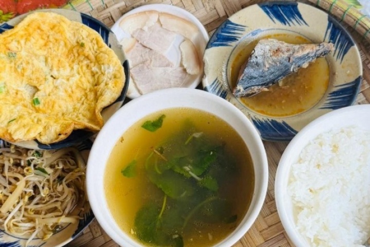 Du khách ngỡ ngàng với mâm cơm 7 món giá 45 nghìn ở Huế, có món đặc sản lạ ngon