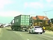 CSGT mời làm việc tài xế xe đầu kéo lạng lách trên đường Mỹ Phước – Tân Vạn