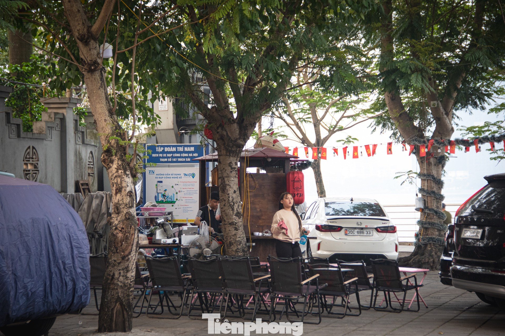 Nhiều đoạn vỉa hè dọc các tuyến phố Trích Sài, Nguyễn Đình Thi, Vệ Hồ... bị chiếm dụng để kinh doanh. Bàn ghế các quán cà phê, đồ ăn bày tràn ra ngoài, trong khi xe máy của khách cũng xếp kín lối đi bộ dọc các tuyến đường trên. (Ảnh ghi nhận vào chiều tối ngày 12/3),