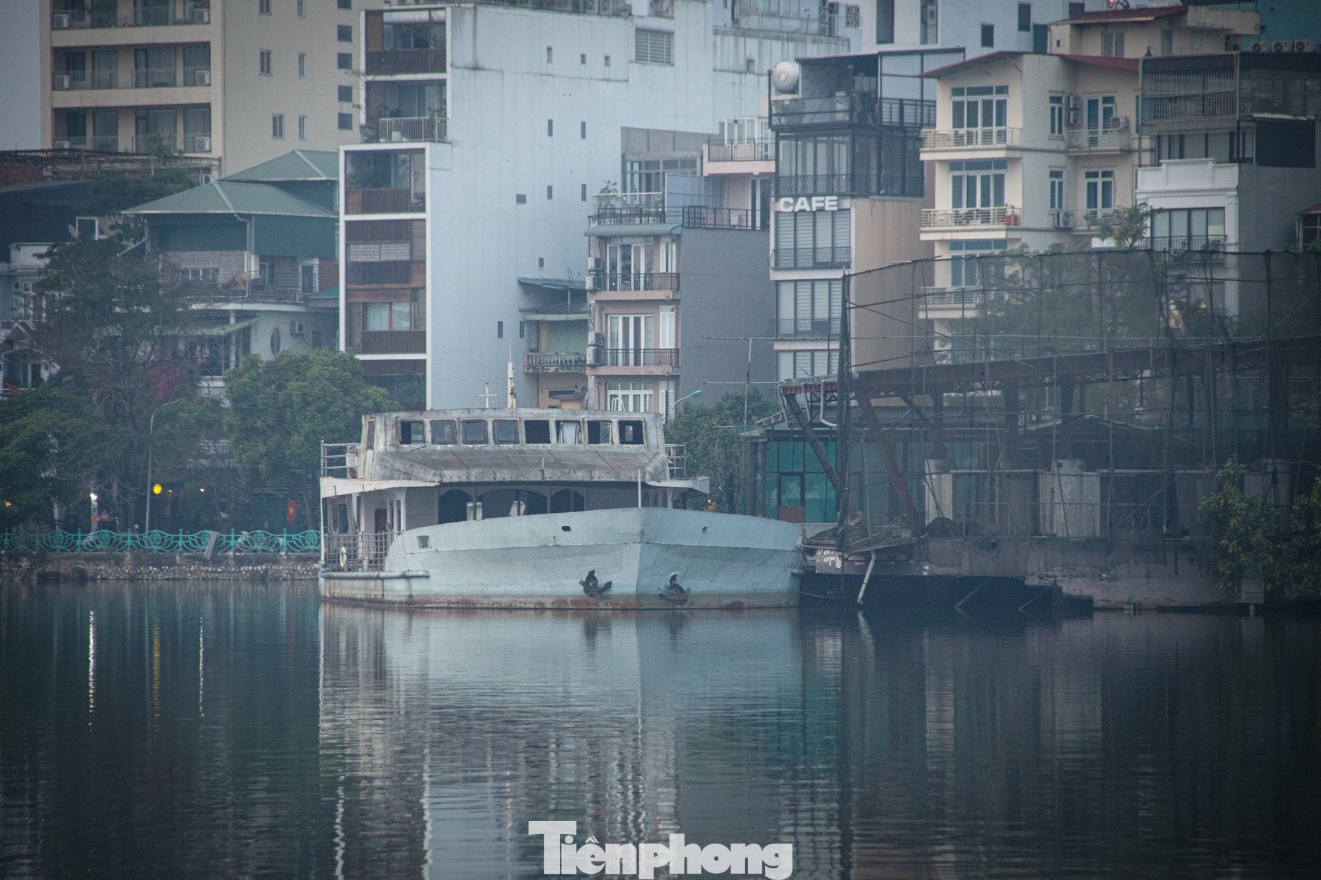 Dải cảnh quan ven hồ hiện vẫn đang bị chia cắt manh mún bởi các dự án thiếu đồng bộ, khiến không gian công cộng dành cho người dân trở nên hạn hẹp và đứt gãy.