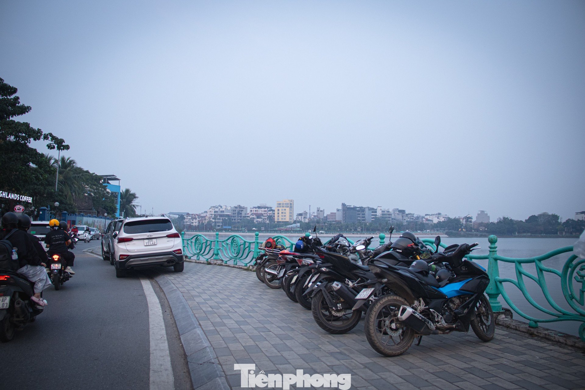 Hai bên vỉa hè, đường dạo quanh hồ Tây bị hàng quán tận dụng, một bên bày bàn ghế bán bia hơi, một bên để xe của khách hàng. Người dân muốn đi dạo, tập thể dục trên vỉa hè các tuyến phố ven hồ Tây phải lách qua các hàng xe máy nối đuôi nhau hoặc đi xuống lòng đường.